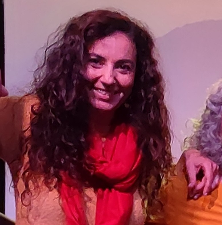 Belinda Hern&aacute;ndez, actriz, retrato con pelo rizado, pa&ntilde;uelo rojo y top naranja