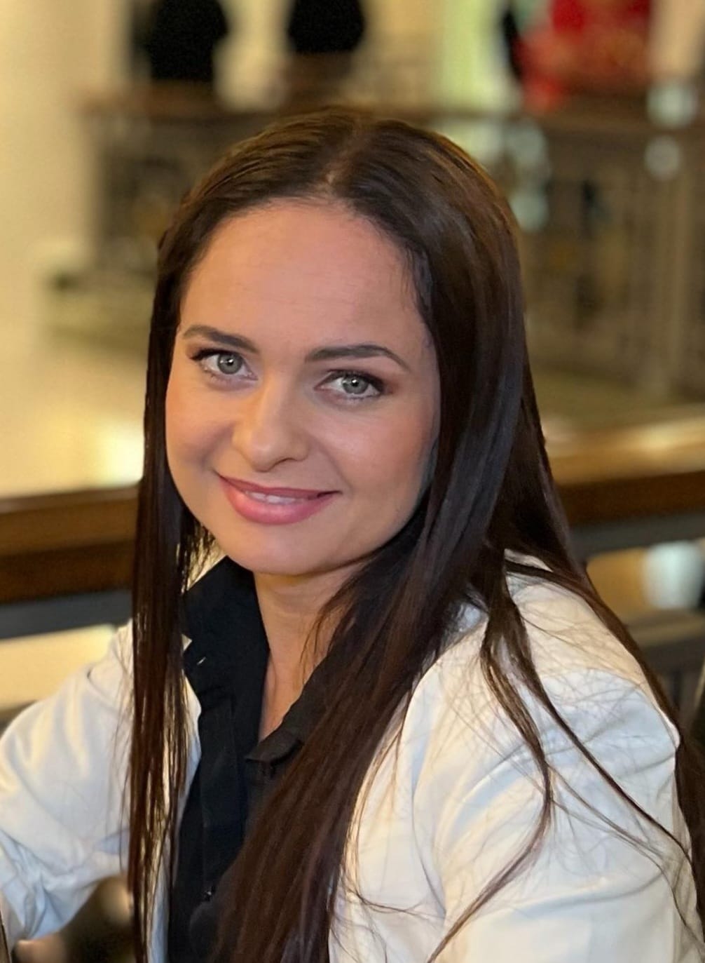 Maryna Mezhuyeva, actriz, retrato con blazer blanco